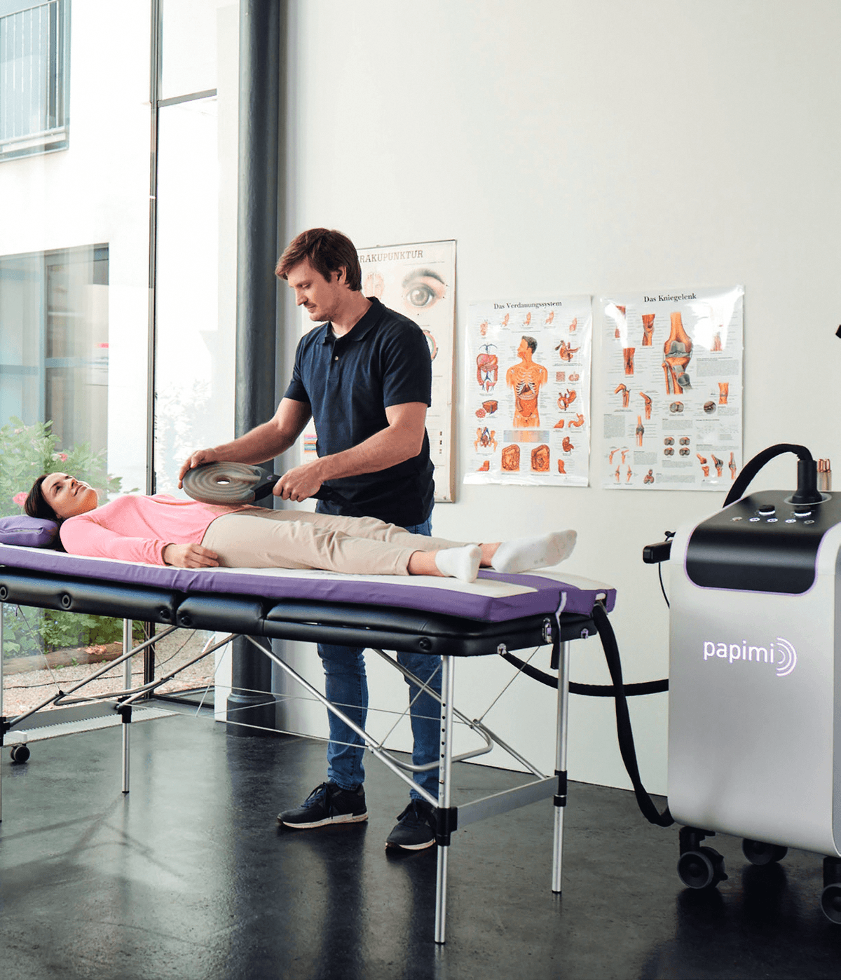 Fizioterapeut pomaže pacijentu – rehabilitacija